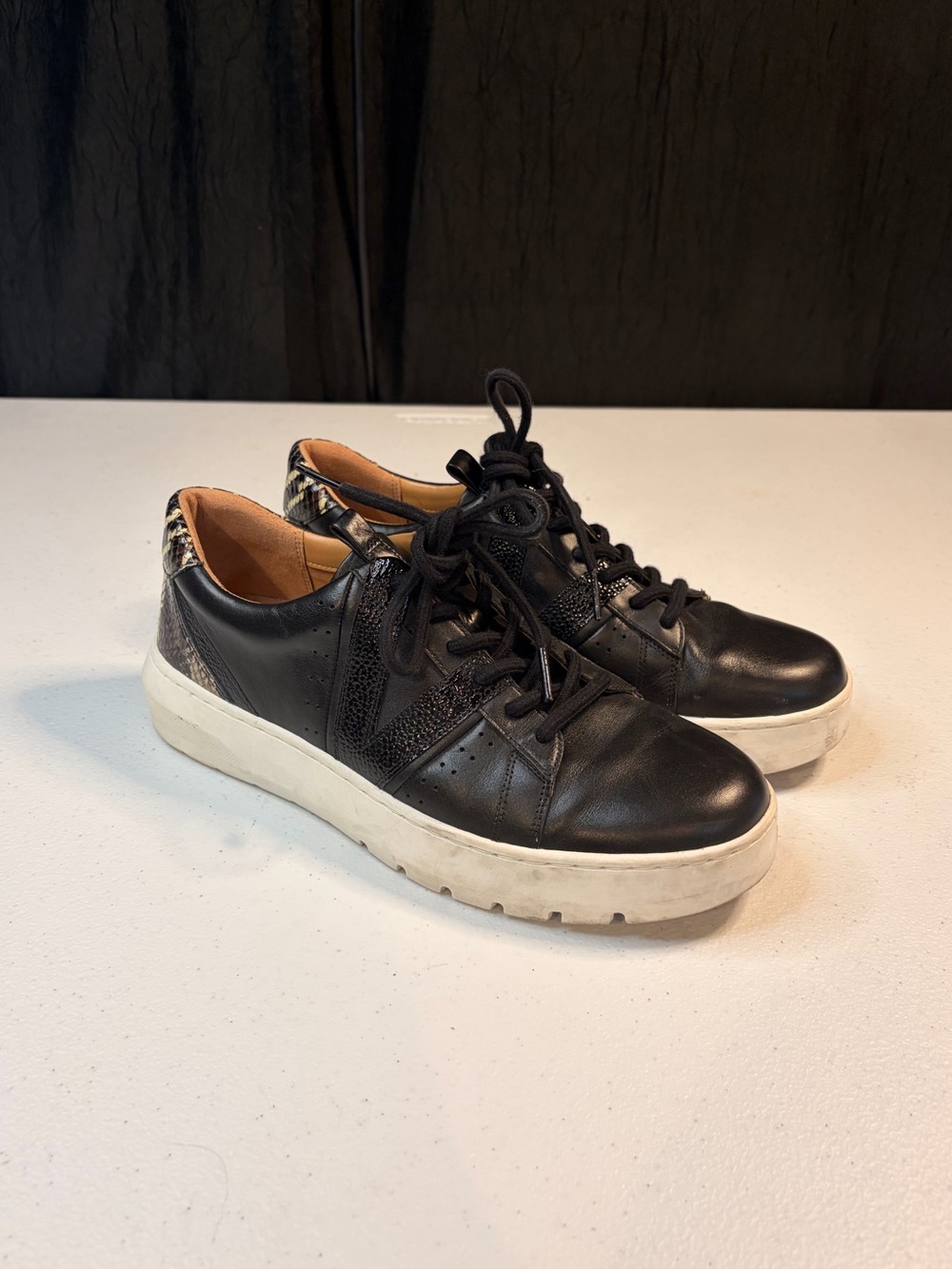 Vionic Black Leather Platform Sneakers Comfort Shoes Women's Size 8.5